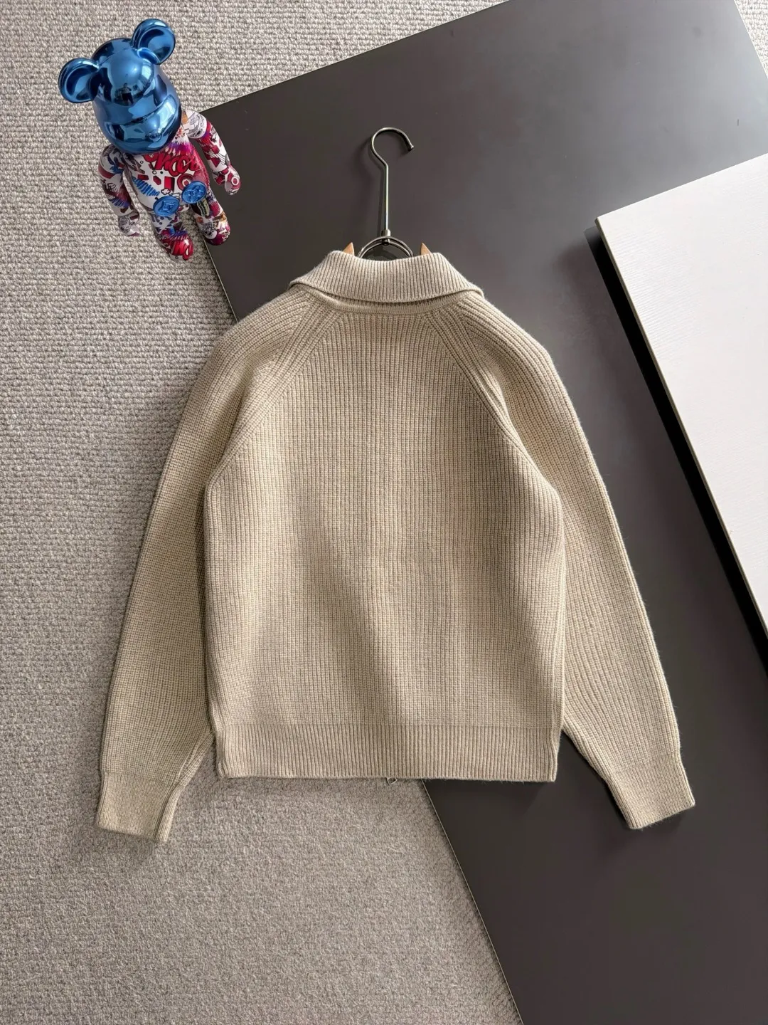 Next day shipment P225 Balenciaga 2026 Autumn and Winter latest sweater from official website, now on sale at counters simultaneously Hot Sale! Specially made of wool blended fabric. It feels comfortable and can be directly in contact with the skin. The logo badge is exquisitely embroidered, which is extremely eye-catching! The details highlight the fashionable charm of big brands. Exquisite workmanship. Three-dimensional cutting style. The wearing effect is invincible and handsome! All three standards are complete! Sizes:M-3XL